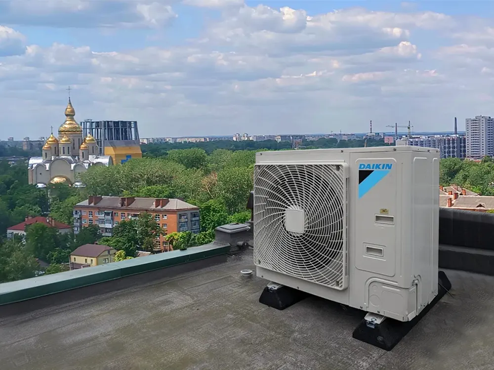 Фото кондиціонера на даху багатоповерхового будинку в Черкасах Зображення з нашого об'єкта з встановлення кондиціонера в багатоповерхівці
