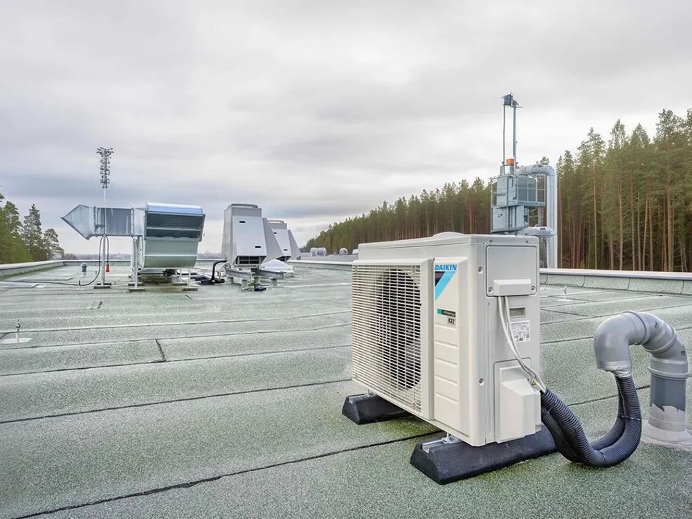 Фото кондиціонера на покрівлі промислового підприємства в Черкасах Зображення зовнішнього блоку кондиціонера після встановлення нашими монтажниками